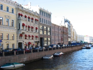 The city center lies on the south bank of the Neva River, while canals run thru the city