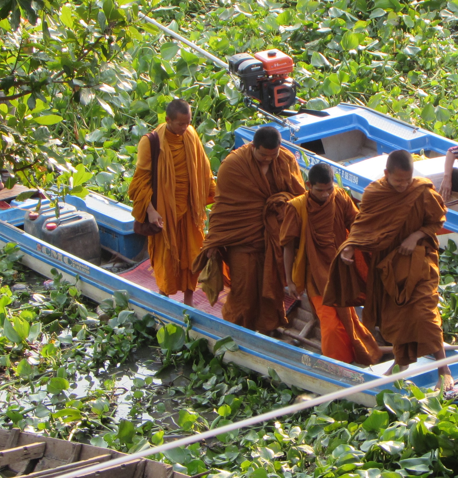 cam-young-monks-leaving-a-boat